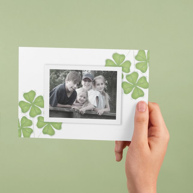 Cartão da foto do dia de St Patrick feliz (Four leaf clover folding photo card. )