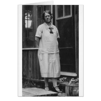 Cartão Dama de 1920 do lado de fora do prédio