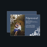 Cartão de Adiamento de Casamento de Cinza Azul<br><div class="desc">As alterações de data acontecem. Mande aos seus convidados um belo cartão azul de adiamento de casamento com cinzas brancas, com quadros florais brancos para que eles saibam que um convite formal se seguirá. O padrão floral branco sobre um adiamento de cinzas azuis mudará o cartão de data mostrará sua...</div>