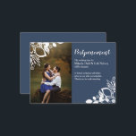Cartão de Adiamento de Casamento de Cinza Azul<br><div class="desc">As alterações de data acontecem. Mande aos seus convidados um belo cartão azul de adiamento de casamento com cinzas brancas, com quadros florais brancos para que eles saibam que um convite formal se seguirá. O padrão floral branco sobre um adiamento de cinzas azuis mudará o cartão de data mostrará sua...</div>