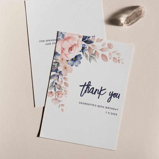 Cartão De Agradecimento 80 Floral Cor de Nascimento Rosa (80th Birthday Pink Floral Script Thank You Card)