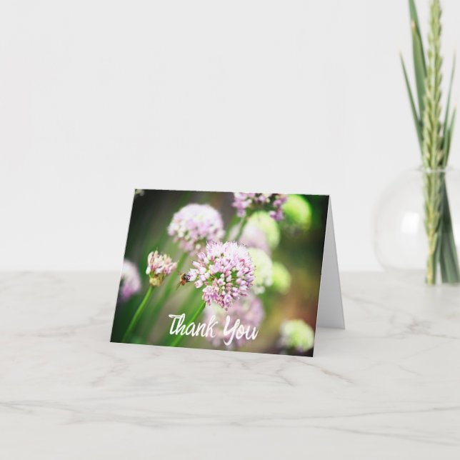 Cartão De Agradecimento Abelhas felizes com Flores de Alho Diagonal Roxas (Frente)