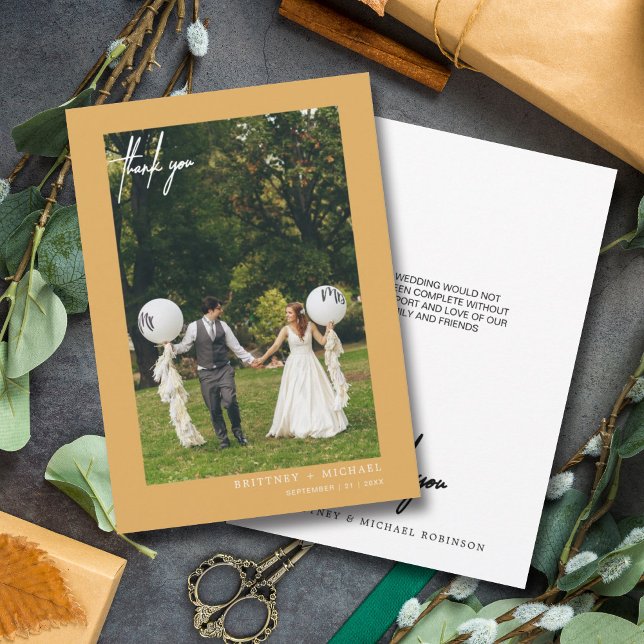 Cartão De Agradecimento Amarelo de Foto Moderno, com Letra Mão (Modern elegant hand written wedding thank you card for the minimalistic bride.)