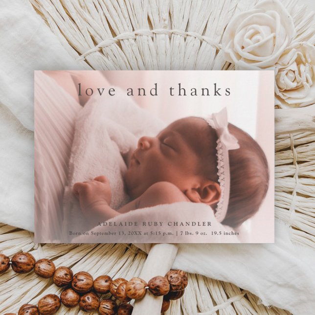 Cartão De Agradecimento Amor e Obrigados Fotografia Simples Mínima (Simple typographic love and thanks full bleed baby photo birth announcement thank you card.)