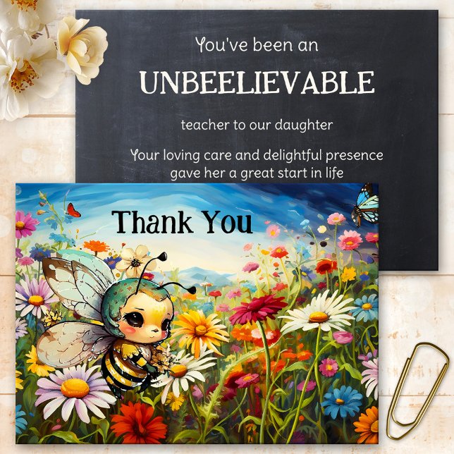 Cartão De Agradecimento Apreciação do Professor de Flores Selvagens das Ab (A lovely colorful card showing a cute bee in a wildflower field. On the back is a chalkboard image)