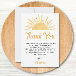 Cartão De Agradecimento Aqui Vem O Chá de fraldas Do Filho Sun Obrigado<br><div class="desc">Este cartões de agradecimentos de chá de fraldas de menino temerário do sol apresenta um sol amarelo de aquarela e uma tipografia de na moda. Facilmente personalizável. As costas estão decoradas com um padrão solar. Original Watercolor © Michele Davies.</div>