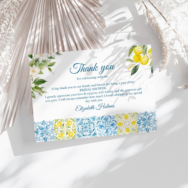 Cartão De Agradecimento Azulejos Azuis Mediterrâneos e Limões Chá de Noiva (Mediterranean Blue Tiles and Lemons Bridal Shower Thank You Card on a sunny white table.)