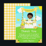 Cartão De Agradecimento Banca de Limonada Aniversário Menino de Pele Moren<br><div class="desc">Este simpático e caprichoso cartão de agradecimento apresenta um filho de cabelo preto com pele morena em uma banca de limonada amarela decorada com flores e bandeirolas. Ao fundo, um céu azul, sol e borboletas. O texto combina fontes decorativas e sem serifa para um visual elegante e moderno. Isso é...</div>