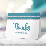Cartão De Agradecimento Bar Mitzvah Teal Silver Tallit Script Modern Bold<br><div class="desc">Certifique-se de que seu Bar favorito Mitzvah mostre seu apreço a todos que apoiaram seu evento de marco! Envie este cartões de agradecimentos legal, único, moderno e personalizado. Uma tipografia brilhante, azul-lacre, azul-esverdeada, estrela de David e um verde-lacre empoeirado e verde-prateado talento listrado inspiraram uma camada gráfica simples e branca....</div>
