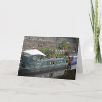 Barcos estreitos e jardim de flores