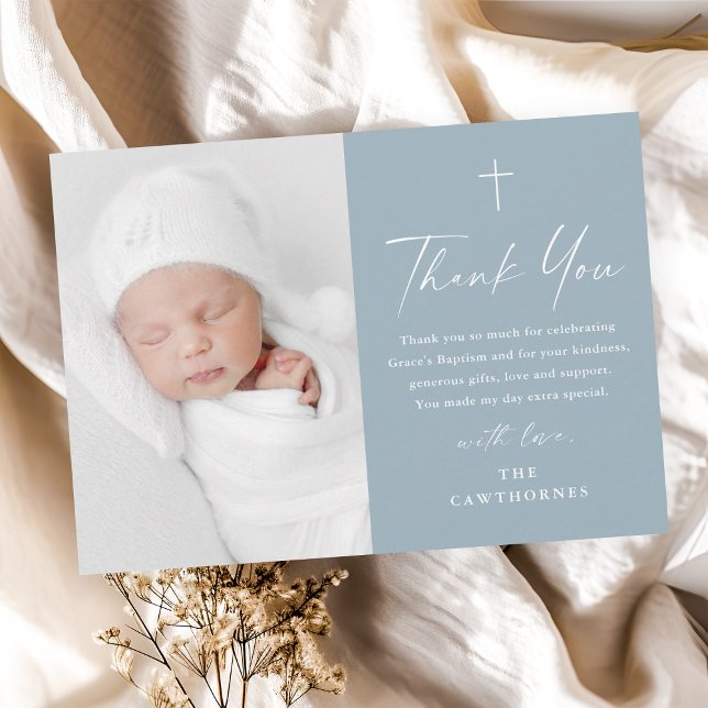 Cartão De Agradecimento Batismo de Foto Azul Dusty, Script Elegante Modern (Modern elegant script dusty blue boys photo baptism thank you cad.)