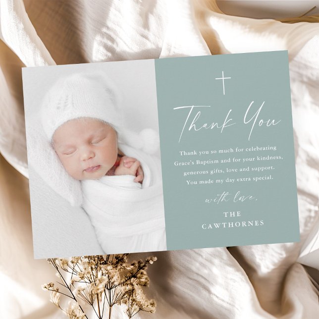 Cartão De Agradecimento Batismo Verde da Foto do Sage, Script Elegante Mod (Modern elegant script sage green baby photo baptism thank you cad.)