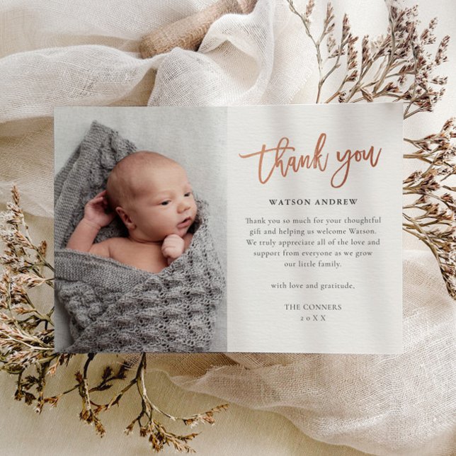 Cartão De Agradecimento Bebê de Fotografia de Script Moderno (Modern rose gold script baby photo thank you card.)