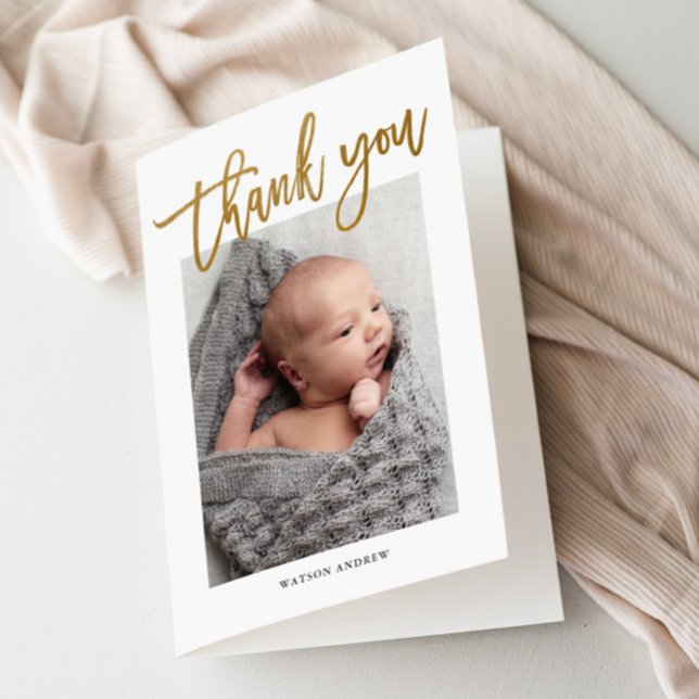 Cartão De Agradecimento Bebê Fotografia da Caligrafia Moderna (Modern gold thank you script baby photo thank you card.)