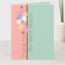 Belo arranjo de margaridas coloridas em ladeira