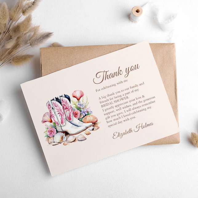 Cartão De Agradecimento Boho Coastal Cowgirl Boots Chá de panela (Boho Coastal Cowgirl Boots Bridal Shower Thank You Card on a boho table.)