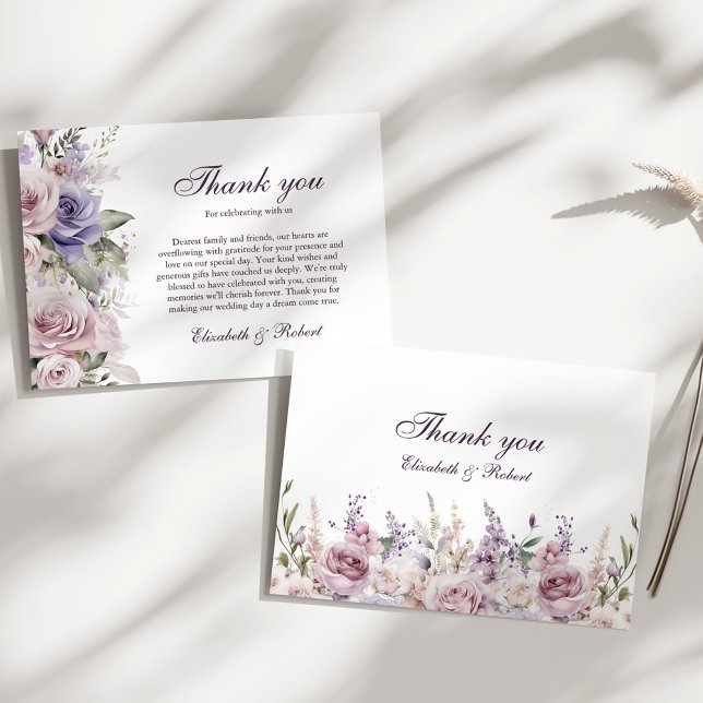 Cartão De Agradecimento Boho Mauve e Lilac Floral Wedding (Boho Mauve and Lilac Floral Wedding Thank You Card on a sunny white table with a tiny dry botanical)