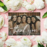 Cartão De Agradecimento Bridesmaid de Casamento Personalizado Moderno<br><div class="desc">Para o nosso casamento, decidimos garantir que a foto que usamos para cada convidado os incluísse. Levou tempo, então eu criei esta modelo para facilitar para você. Todos apreciaram o pensamento extra, fazer o cartões de agradecimentos como um verdadeiro guardião e enquadrado. Os pais, avós, convidados fora da cidade, damas...</div>