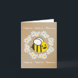 Cartão De Agradecimento Bumble a abelha em um obrigado do aniversário da<br><div class="desc">Bonito bumble características de design temáticos da festa de aniversário das crianças da abelha um fundo de papel envelhecido bege. Há uma grinalda floral das margaridas brancas. No centro da margarida a grinalda é uma grande, adorável, preto e amarelo bumble a abelha. Acima e abaixo do bumble o design da...</div>