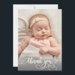 Cartão De Agradecimento Caligrafia moderna Foto do bebê recém-nascido Obri<br><div class="desc">O Moderno Cartões de agradecimentos De Bebê Recém-Nascido, Roteiro Elegante De Caligrafia Chic. Apresenta um belo texto "obrigado" em um script de caligrafia com letras maiúsculas e minúsculas em preto e branco. Excelente para bebê ou menina. No verso, uma mensagem pessoal pré-feita. Fácil de personalizar com sua foto de bebê...</div>