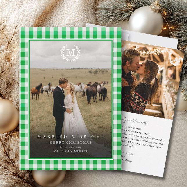 Cartão De Agradecimento "Casados & Radiantes" Ginga Monograma Crista 2 Fot ("Married & Bright" Gingham Monogram Crest 2 Photo Thank You Card)