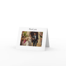 Casal hispânico sai da igreja após o casamento