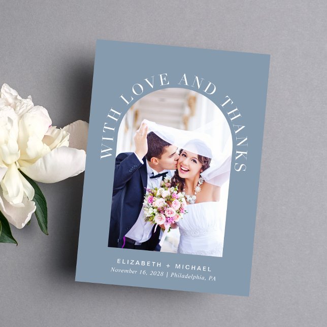 Cartão De Agradecimento Casamento Azul Dusty com Foto em Arch Moderno (Celebrate your love story with a thank you card showcasing your photo in an elegant arch frame)