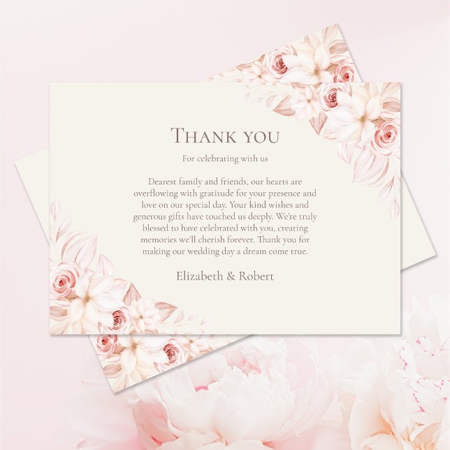 Cartão De Agradecimento Casamento Boho Beige e Rosas Rosa (Boho Beige and Pink Roses Wedding Thank You Card on pale pink table with pink roses.)