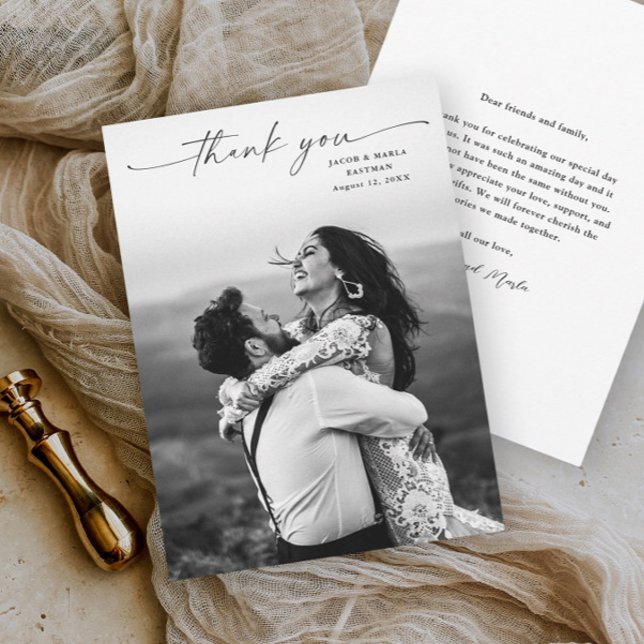 Cartão De Agradecimento Casamento com Foto de Script Moderno (An elegant wedding photo thank you card with simple typographic script overlay.)