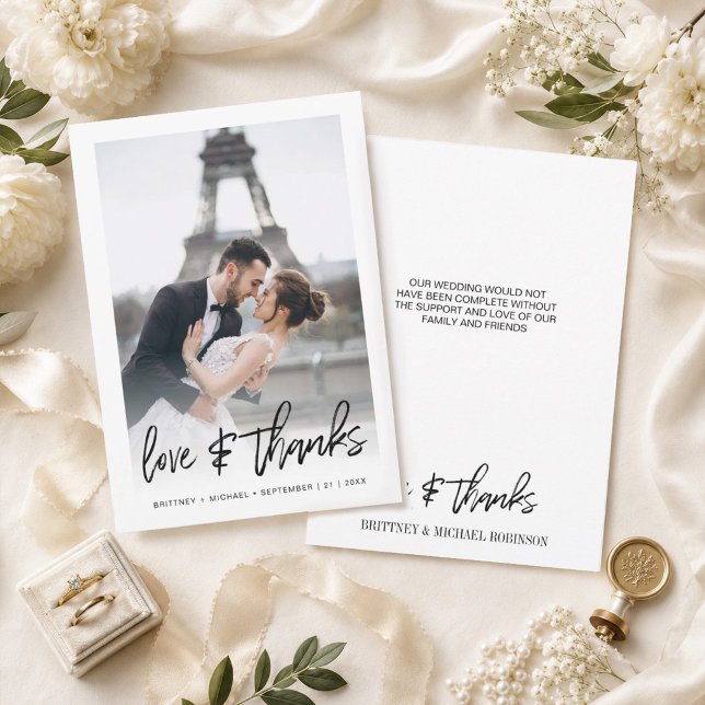 Cartão De Agradecimento Casamento com Foto e Letra Manual Gradiente Modern (Thank your guests with this modern photo thank you card with hand-lettered "love & thanks".)