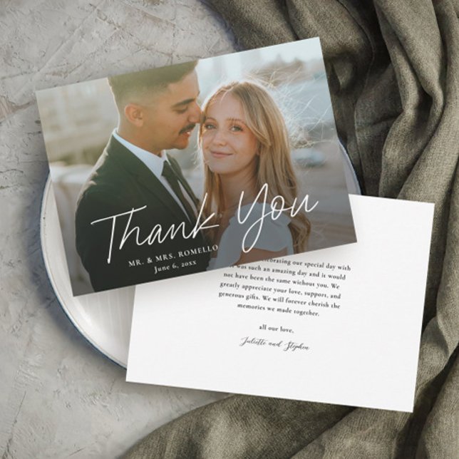 Cartão De Agradecimento Casamento com Foto Simples Letra Moderna (Modern script typography simple wedding photo thank you card.)