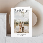 Cartão De Agradecimento Casamento com Fotografia de Caligrafia Elegante<br><div class="desc">Capture a essência do seu dia especial com o nosso obrigado de casamento personalizado exclusivo que você dobrou, cuidadosamente projetado para recém-casados. O cobrir frontal mostra orgulhosamente a sua foto escolhida, acompanhada pelos seus nomes em uma fonte moderna e elegante, e um sincero 'Obrigado' na escrita moderna, acentuado com um...</div>