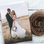 Cartão De Agradecimento Casamento com Fotos Douradas de Coração com Script<br><div class="desc">Elegante e simples obrigado de casamento,  você dobrou a carta com um texto de tipografia mantilado,  com um coração entre as palavras. Adicione seu cheio de fotos favorito sangrando na frente e outra foto na parte traseira com a mensagem padrão na parte traseira que é editável.</div>