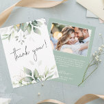 Cartão De Agradecimento Casamento de foto botânica de eucalipto elegante<br><div class="desc">Mande essas flores românticas e elegantes. Obrigado, cartas para obrigado seu convidado por fazer parte de seu dia especial. A frente da placa apresenta um design de botânica que apresenta um buquê clássico de verde-claro e de aquarela clara e clara e folhas de eucalipto complementadas com alças de ouro reluzentes...</div>