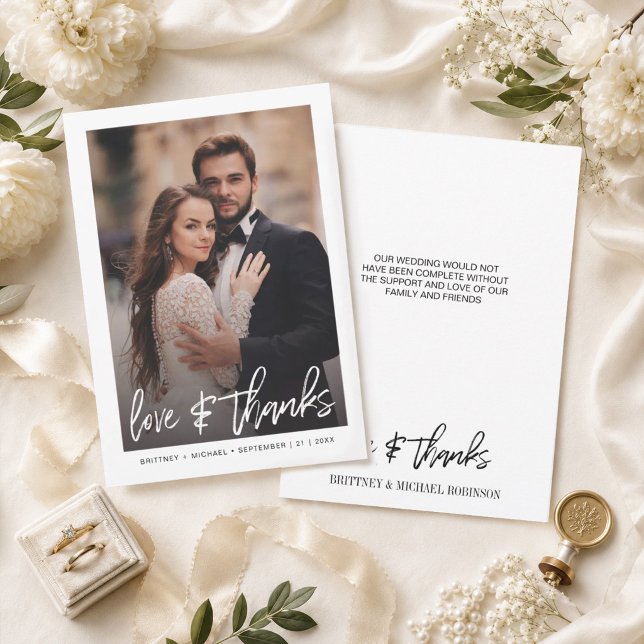 Cartão De Agradecimento Casamento de Foto Minimalista com Letra Manual Mod (Thank your guests with this modern photo thank you card with hand-lettered "love & thanks".
)