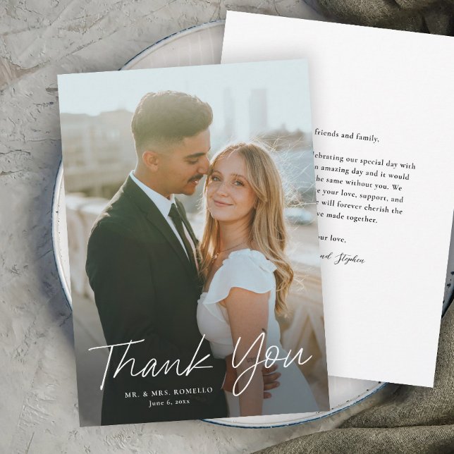 Cartão De Agradecimento Casamento de Foto Simples com Letra Moderna (Modern script photo wedding thank you card with full bleed photo typography overlay.)