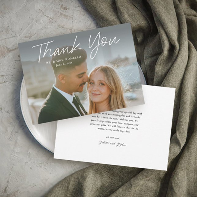 Cartão De Agradecimento Casamento de Foto Simples com Letra Moderna (Modern script typography simple wedding photo thank you card.)