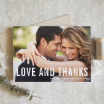 Cartão De Agradecimento Casamento de Fotografia de Obrigados e Amor<br><div class="desc">Compartilhe sua gratidão de uma forma simples e moderna com este obrigado de casamento horizontal que você faz. Apresentando uma camada de texto "AMOR E OBRIGADOS" limpa e uma tipografia minimalista, esta design coloca o foco na sua foto favorita de casamento. Personalize facilmente o cartão adicionando sua foto, nomes e...</div>