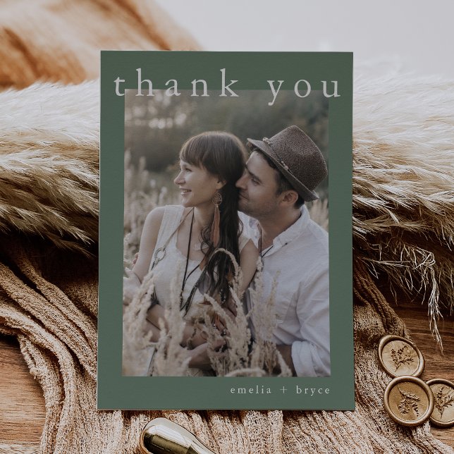 Cartão De Agradecimento Casamento de Fotografia Russo Verde - Sage Simples (EMELIA Flat Simple Sage Green Rustic Photo Wedding Thank You Card)