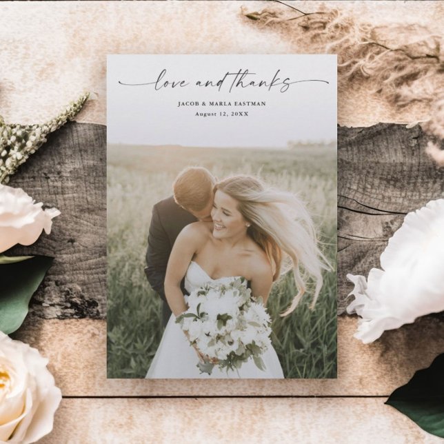 Cartão De Agradecimento Casamento de Fotografias com Simples Script Love e (Elegant wedding photo thank you card with modern love and thanks script typographic overlay.)