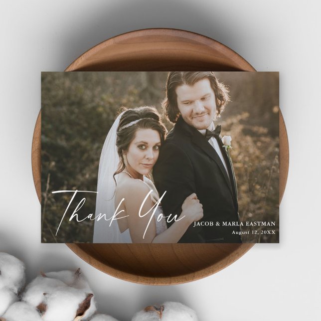 Cartão De Agradecimento Casamento de Fotografias de Script Moderno (Simple script wedding photo thank you card with modern handwritten typographic overlay.)