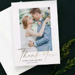 Cartão De Agradecimento Casamento de Fotografias Dourado<br><div class="desc">Dourado roteiro foto do casamento elegante cartões de agradecimentos moderno na moda. Parte de uma coleção de casamento. As cores podem ser alteradas.A parte traseira inclui um obrigado genérico que você pode personalizar para cada convidado ou removê-lo completamente se preferir entregar seu obrigado à direita.</div>