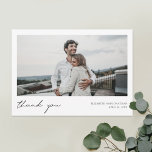 Cartão De Agradecimento Casamento de Fotografias Personalizadas de Script<br><div class="desc">Este simples e na moda, modelo de cartões de agradecimentos de casamento de fotos moderna apresenta 'obrigado você' e seus nomes e data abaixo de sua foto. Nós demos a este design minimalista um toque caloroso com 'obrigado você' em preto num desenho relaxado e em minúsculas que se sente íntimo...</div>