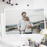 Cartão De Agradecimento Casamento de Fotografias Personalizadas de Script<br><div class="desc">Este simples modelo na moda de casamento de fotos cartões de agradecimentos apresenta os seus nomes e datas por baixo da sua fotografia, juntamente com 'AMOR & OBRIGADOS e a sua data e localidade de casamento numa elegante sombra escura de azul. Você pode optar por alterar a fonte, a pontuação...</div>