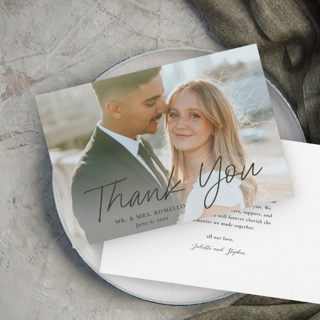 Cartão De Agradecimento Casamento de Fotografias Simples com Script Modern (Modern script photo wedding thank you card.)
