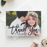 Cartão De Agradecimento Casamento de Fotos Moderno com Letra de Mão Negra<br><div class="desc">Expresse sua gratidão com nosso cartões de agradecimentos personalizável de casamento fotográfico, com elegante caligrafia moderna. Este design combina perfeitamente o sentimento pessoal com o estilo contemporâneo, fazer-o da forma perfeita de obrigado aos seus convidados para partilharem no seu dia especial. Mostre suas fotos favoritas de casamento adicionando um toque...</div>