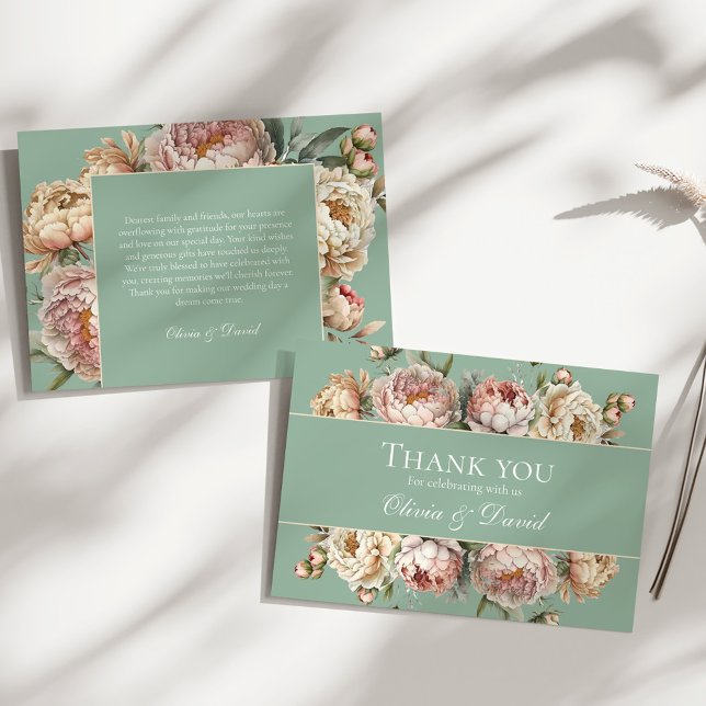 Cartão De Agradecimento Casamento de Penas Rosa-Rosa, Blush Verde - Pastel (Rustic Pastel Sage Green Blush Pink Peony Wedding Thank You Card on a sunny white boho table.)