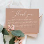 Cartão De Agradecimento Casamento de Pêssego Louco | Caligrafia minimalist<br><div class="desc">Mande sua gratidão com elegância gentil usando este cartões de agradecimentos de casamento na mistura suave de bege de pêssego mutado e bronzeado. O fundo quente e tonto fornece um pano de fundo romântico e úmido para a delicada tipografia da escrita. Perfeito para casamentos minimalistas, antigos ou inspirados. Uma maneira...</div>