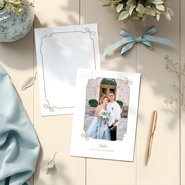 Cartão De Agradecimento Casamento de Script de Foto de Arco e Fita de Fita (Minimal Bow & Ribbon Photo Frame Script Wedding Thank You Card)