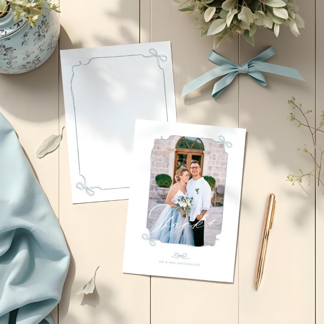 Cartão De Agradecimento Casamento de Script de Foto de Arco e Fita de Fita (Minimal Bow & Ribbon Photo Frame Script Wedding Thank You Card)